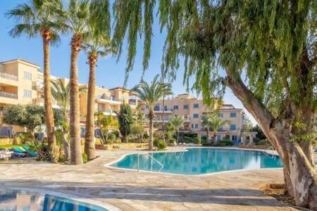 Property building, Garden, Swimming pool