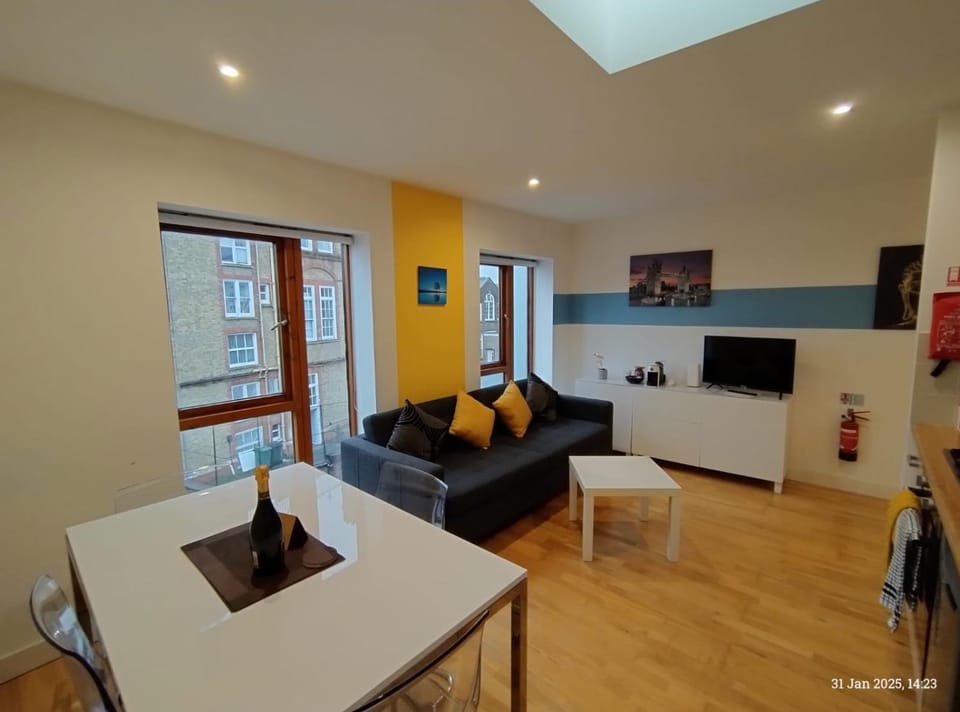Communal lounge/ TV room, TV and multimedia, Living room, Seating area, Dining area