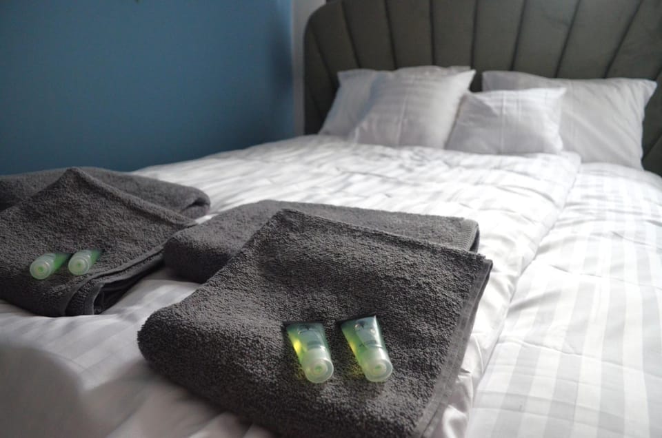 Bed, towels