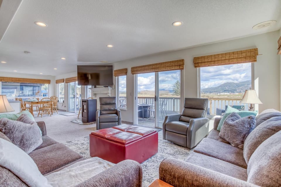 Coastal River Haven - Meredith Lodging House in Nehalem