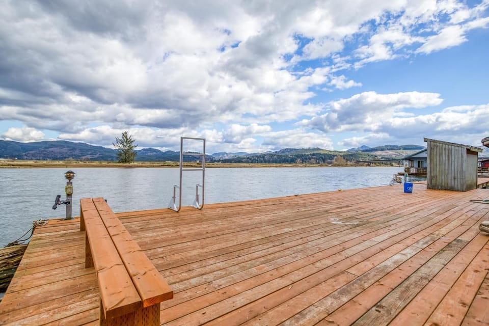Coastal River Haven - Meredith Lodging House in Nehalem