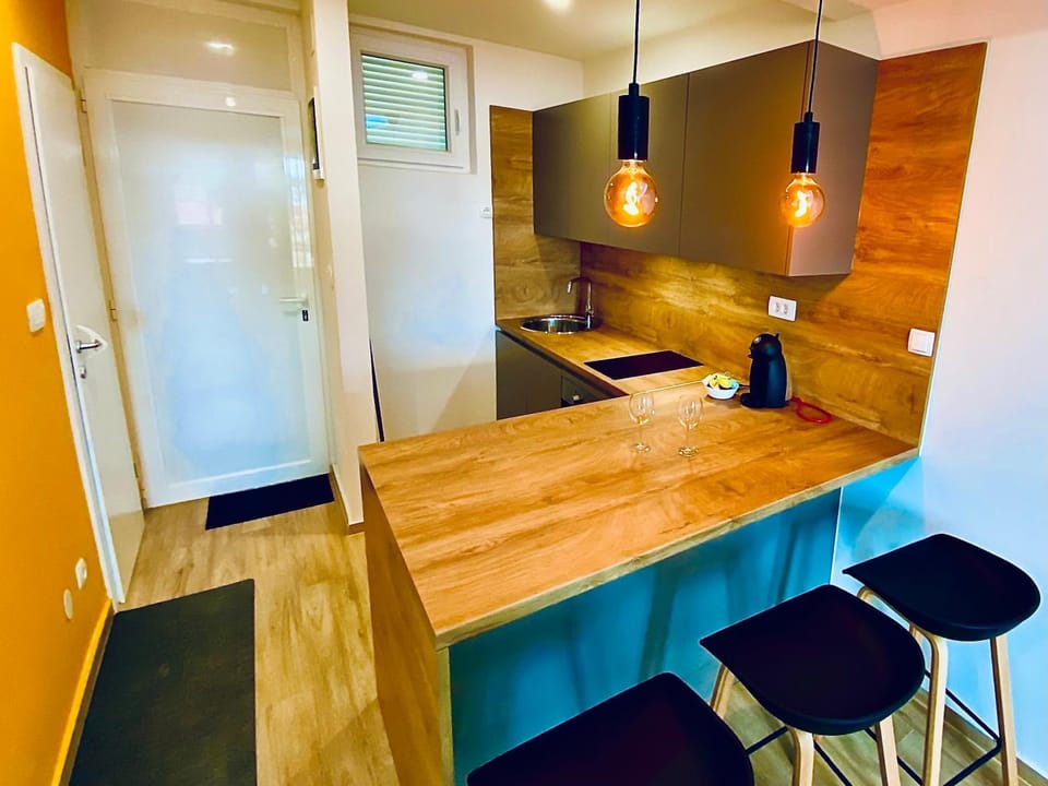 Kitchen or kitchenette, Dining area