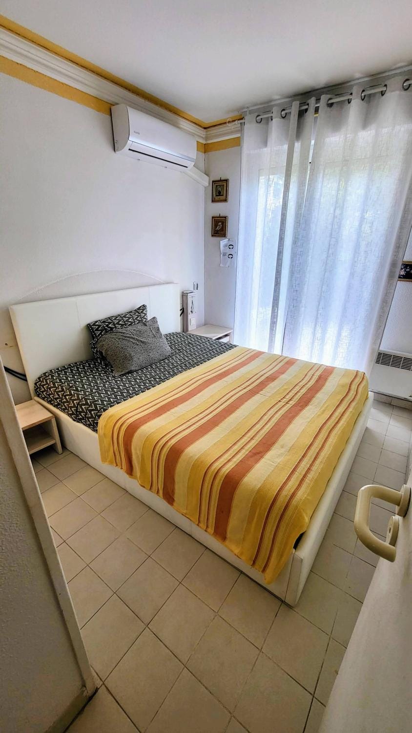 Bedroom, air conditioner