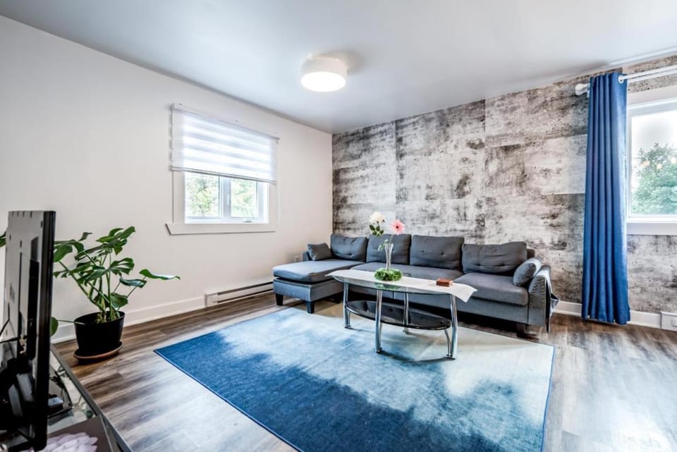 Nice River & Mountain View+4 Beds+Free parking Apartment in Quebec