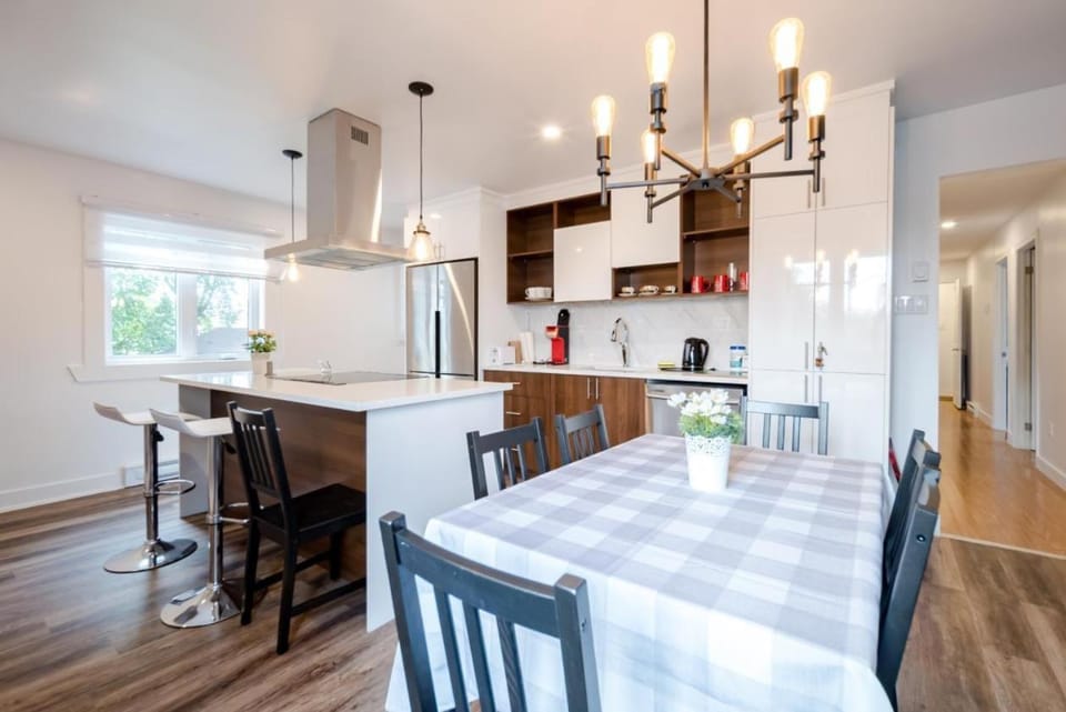 Nice River & Mountain View+4 Beds+Free parking Apartment in Quebec