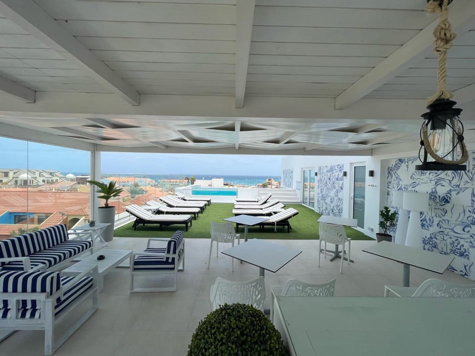Swimming pool, Breakfast