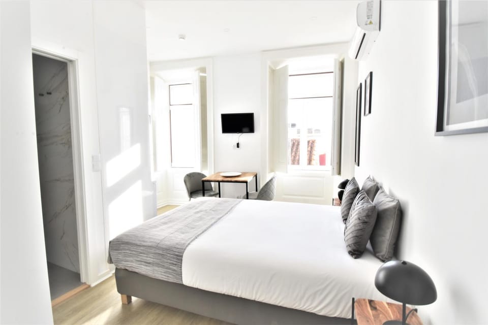 Bed, Photo of the whole room, Decorative detail, Dining area