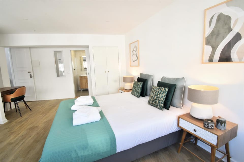 Bed, Photo of the whole room, Decorative detail, Bedroom