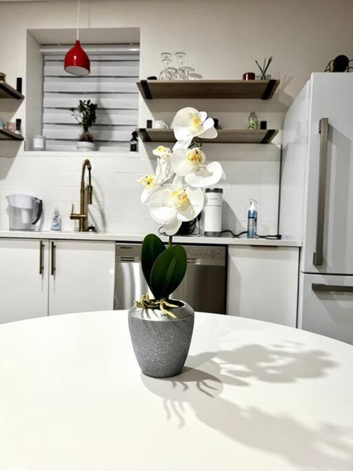 Coffee/tea facilities, Kitchen or kitchenette, Dining area, Communal kitchen