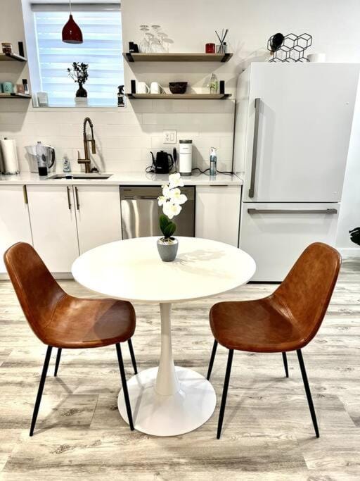 Kitchen or kitchenette, Dining area, Communal kitchen