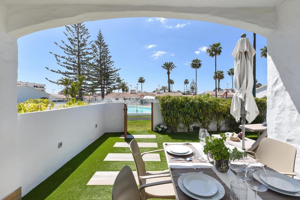 Balcony/Terrace, Dining area, Pool view