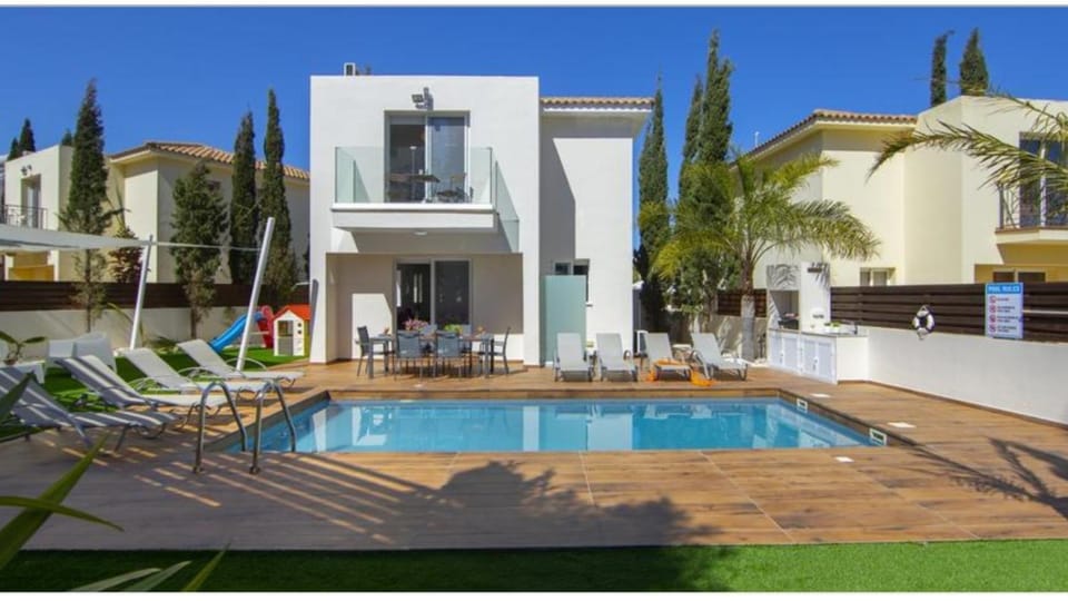 Tsokkos Family Villa - Pool Garden 2' Walk to Beach House in Paralimni