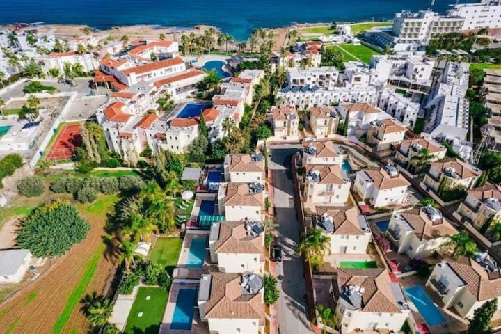 Tsokkos Family Villa - Pool Garden 2' Walk to Beach House in Paralimni