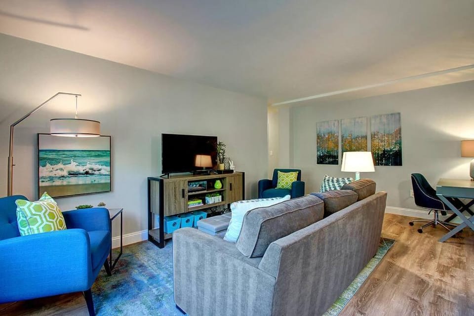 Modern Coastal Downtown, King bed, Work Desk, Kitchen House in Seattle