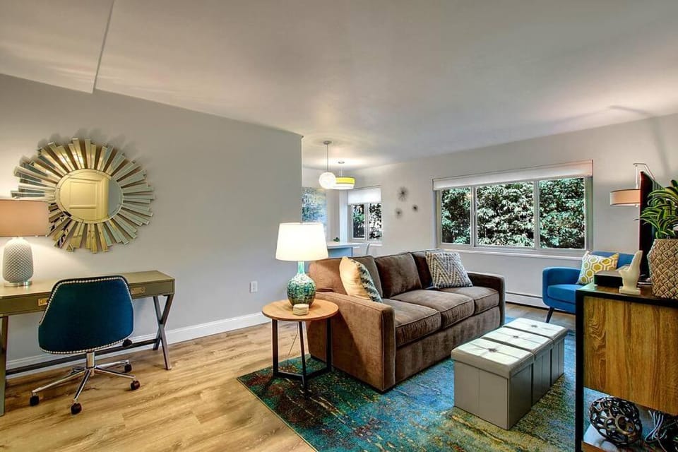 Modern Coastal Downtown, King bed, Work Desk, Kitchen House in Seattle