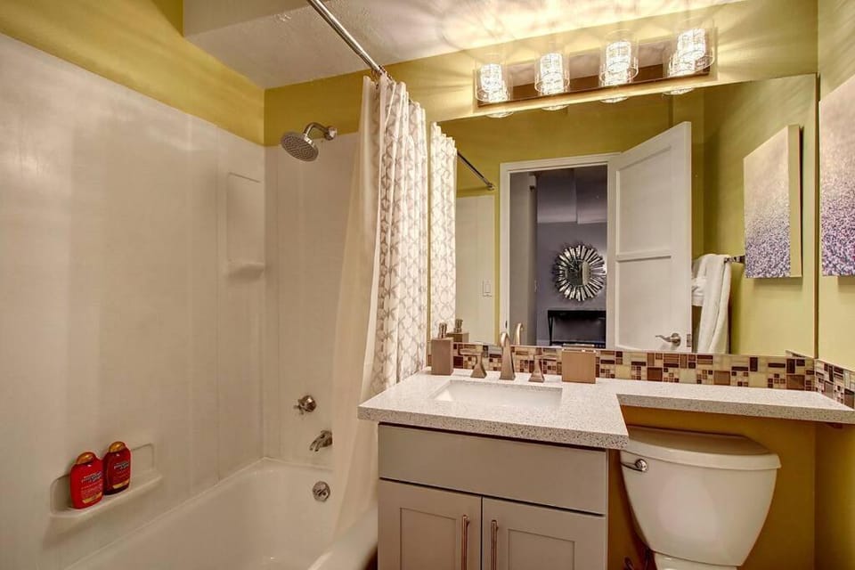 Modern Coastal Downtown, King bed, Work Desk, Kitchen House in Seattle