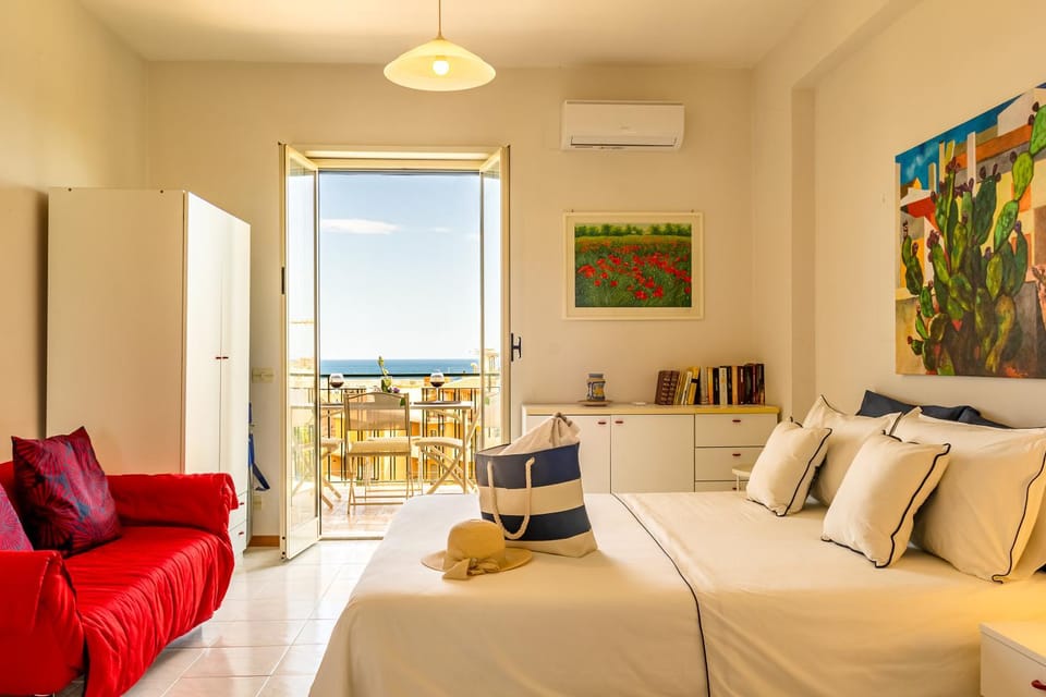 Photo of the whole room, Sea view