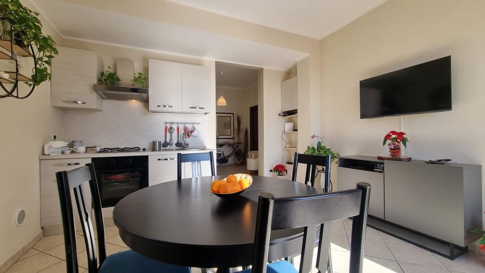 Communal lounge/ TV room, TV and multimedia, Kitchen or kitchenette, Living room, Seating area, Dining area, pet friendly, stove