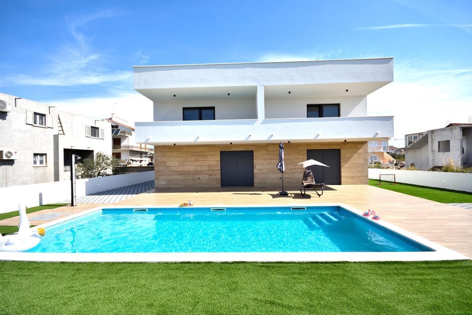 Shower, Property building, Swimming pool, sunbed