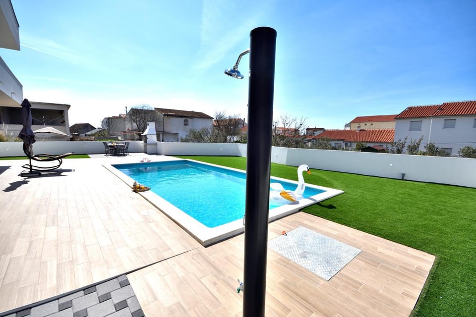 Shower, Pool view, Swimming pool
