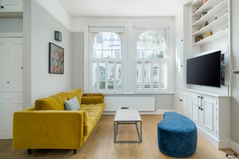 Communal lounge/ TV room, TV and multimedia, Living room, Seating area, Evening entertainment