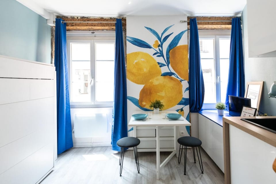 Kitchen or kitchenette, Seating area