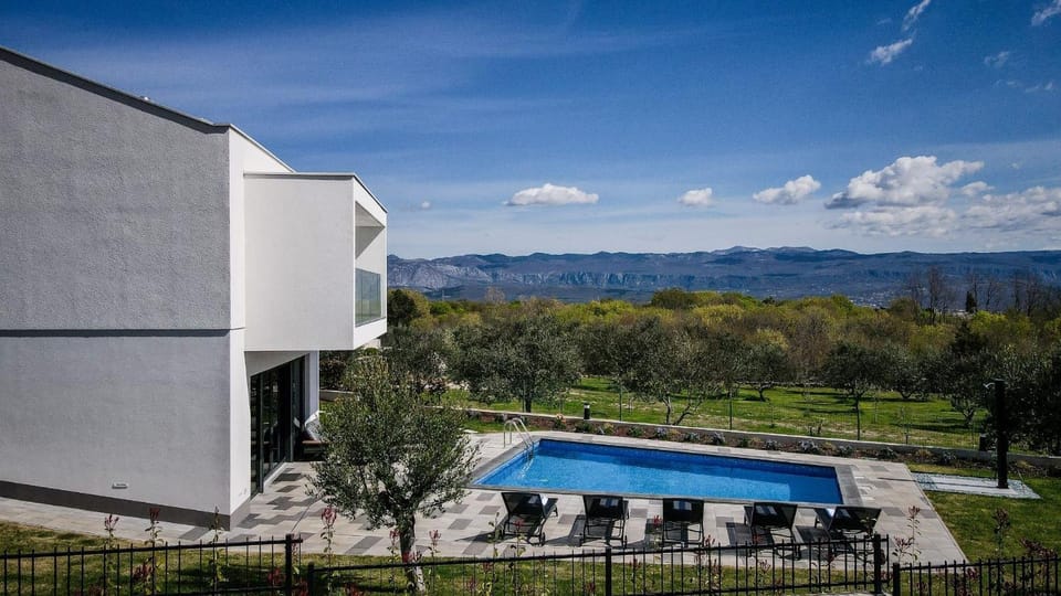Property building, Garden, Swimming pool