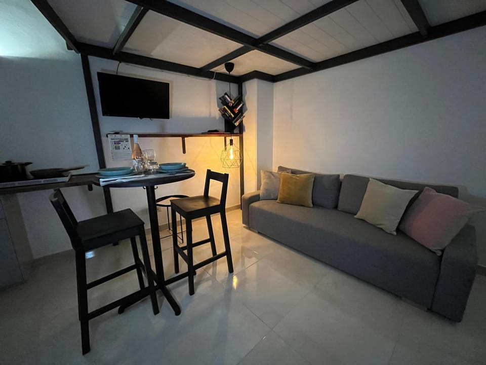 TV and multimedia, Living room, Seating area, Dining area