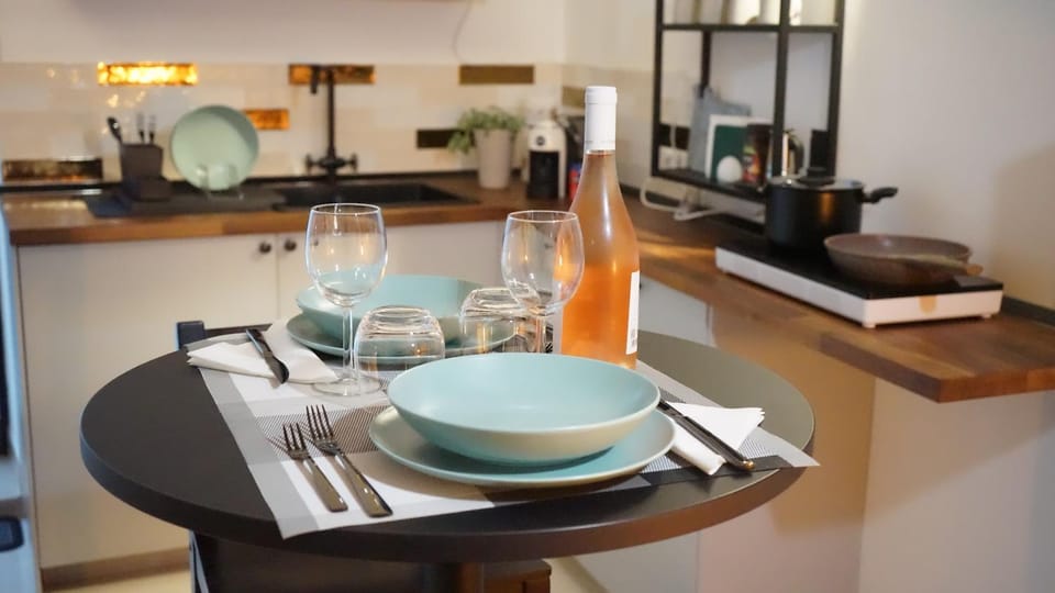 Kitchen or kitchenette, Food and drinks, Dining area, Food