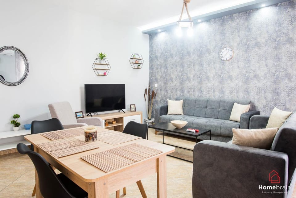 TV and multimedia, Living room, Seating area, Dining area