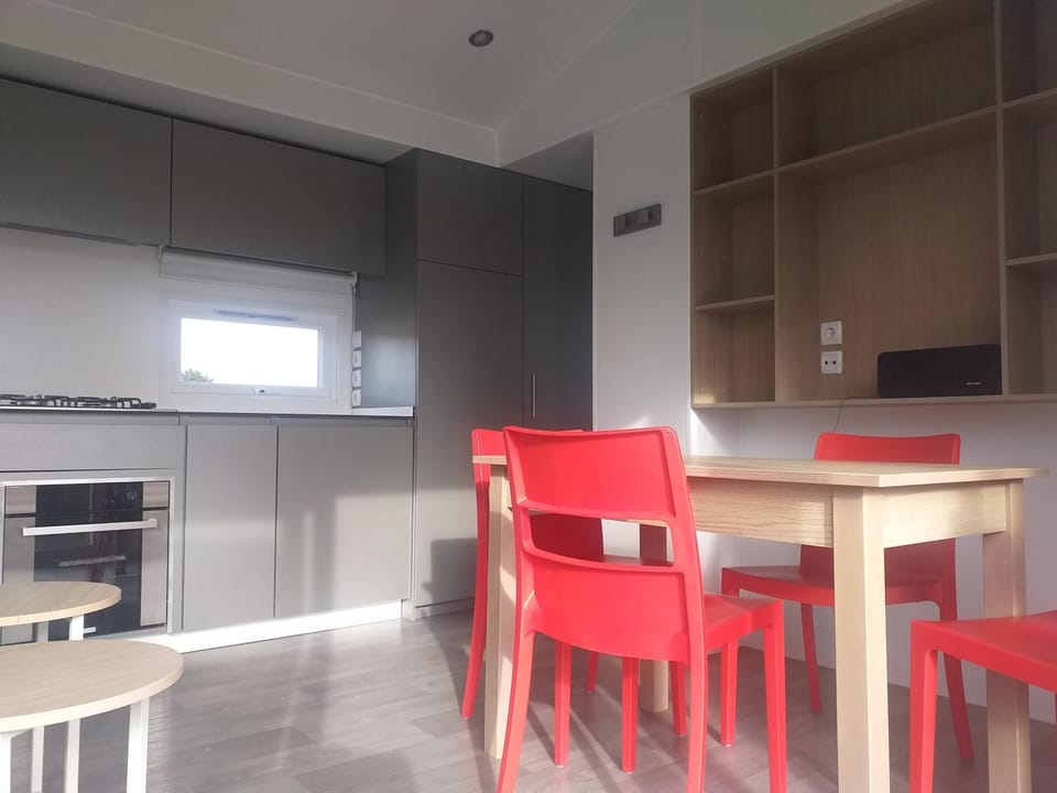 Kitchen or kitchenette, Dining area, pet friendly, stove