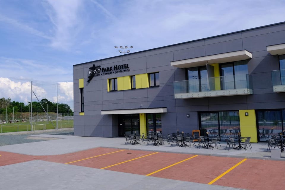 Property building, Balcony/Terrace, Parking