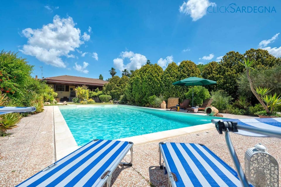 Garden view, Pool view, Swimming pool, sunbed