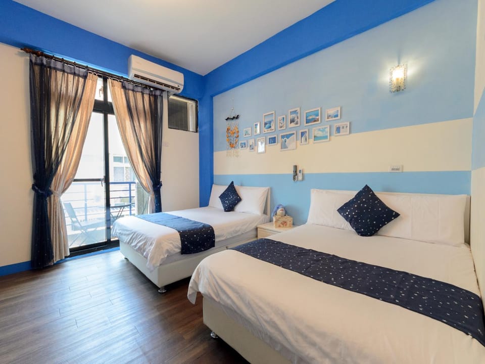 Facade/entrance, Photo of the whole room, bunk bed