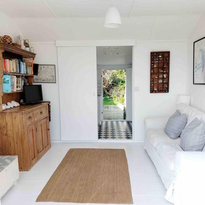 Sea Forever - Beautiful Chalet which Overlooks the Sea! Amazing Views,Lovely Interior and Set Within the Best Part of Lyme with Beaches, Restaurants and Harbour all on your Doorstep! Rated Highly House in Lyme Regis