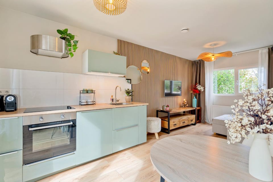 TV and multimedia, Seating area, Dining area, kitchen
