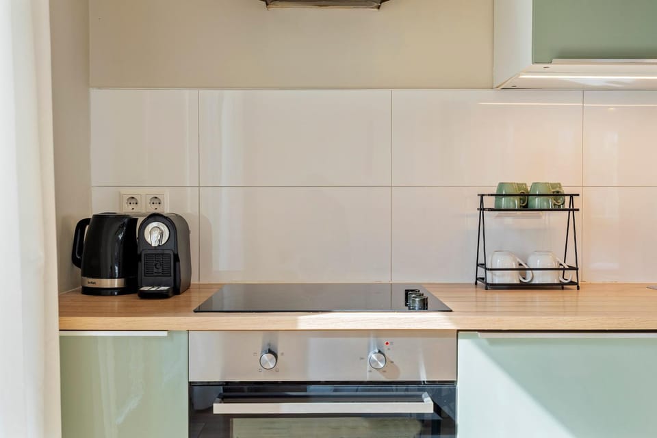 Coffee/tea facilities, oven, stove