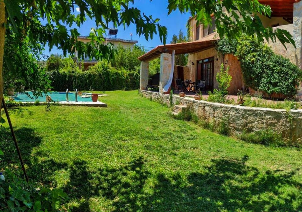 Property building, Spring, Day, Natural landscape, Garden, Garden view, Pool view, Swimming pool, sunbed