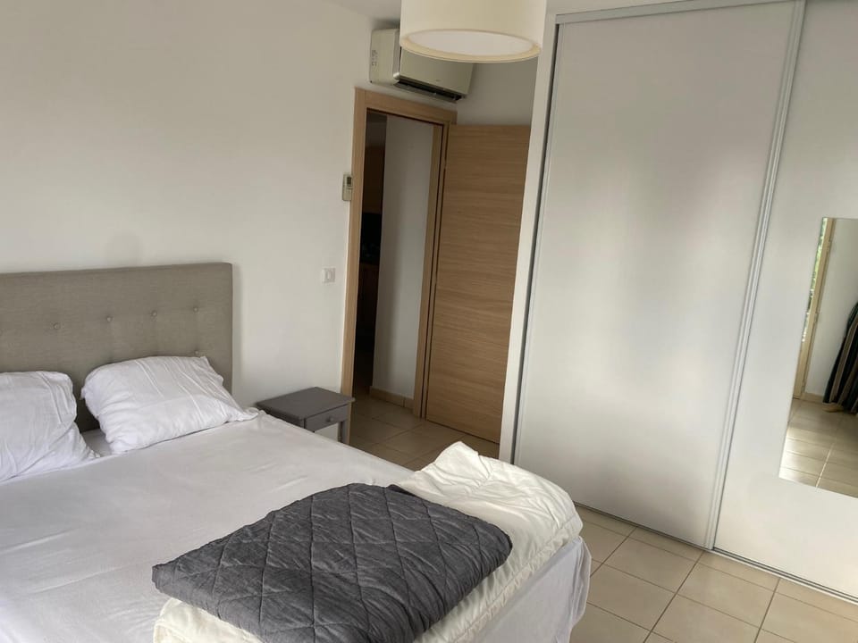Superbe appartement avec parking privé, proche commerces et mer Apartment in Corsica