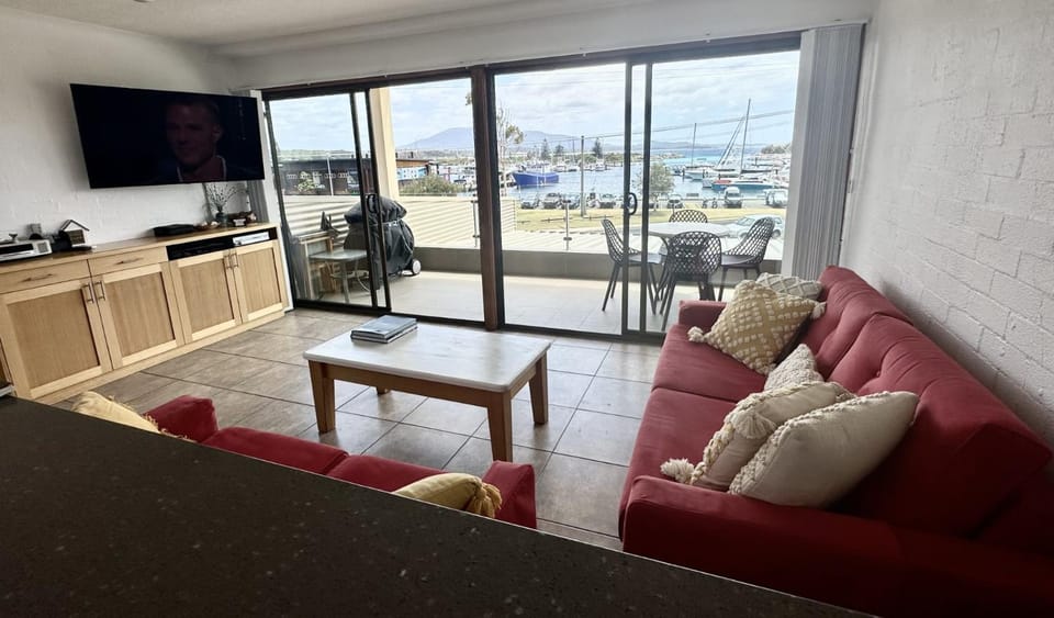 Sub Penthouse Apartment - Amazing Views, Location & Luxury! Apartment in Bermagui