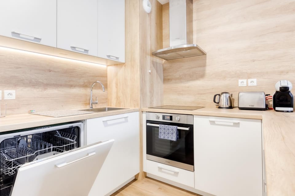 Coffee/tea facilities, Kitchen or kitchenette, dishwasher, stove, toaster