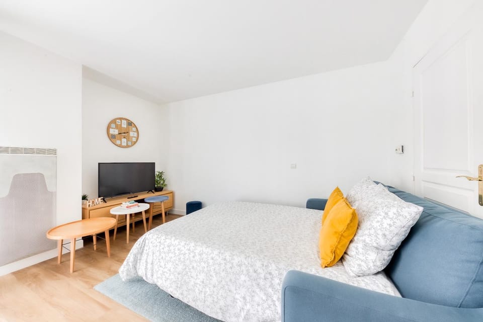 Bed, Living room, Seating area