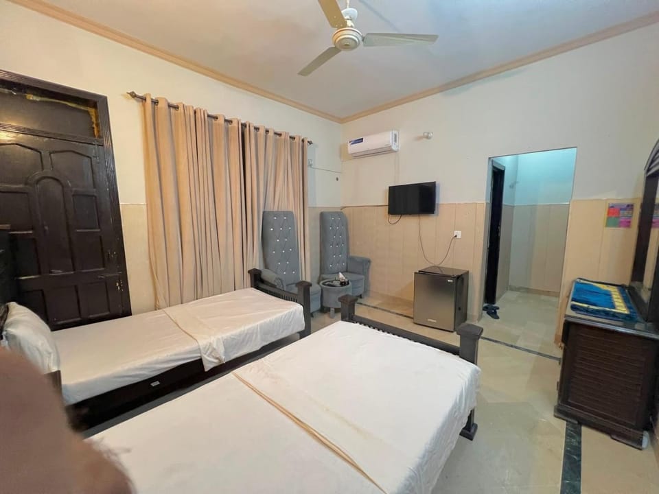 Bed, TV and multimedia, Photo of the whole room, Evening entertainment, Bedroom, air conditioner