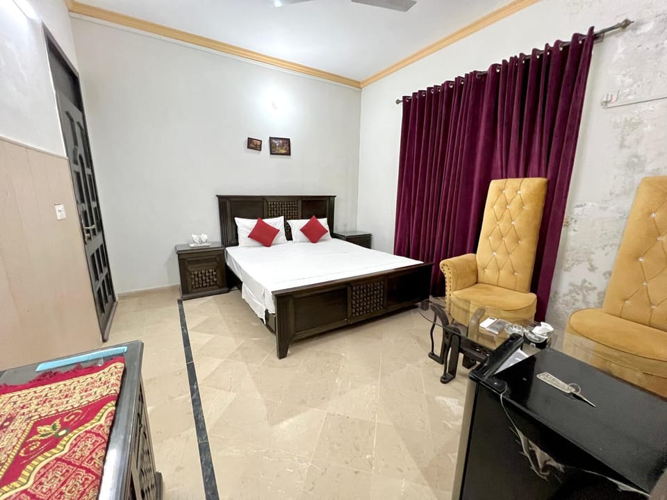 Bed, Seating area