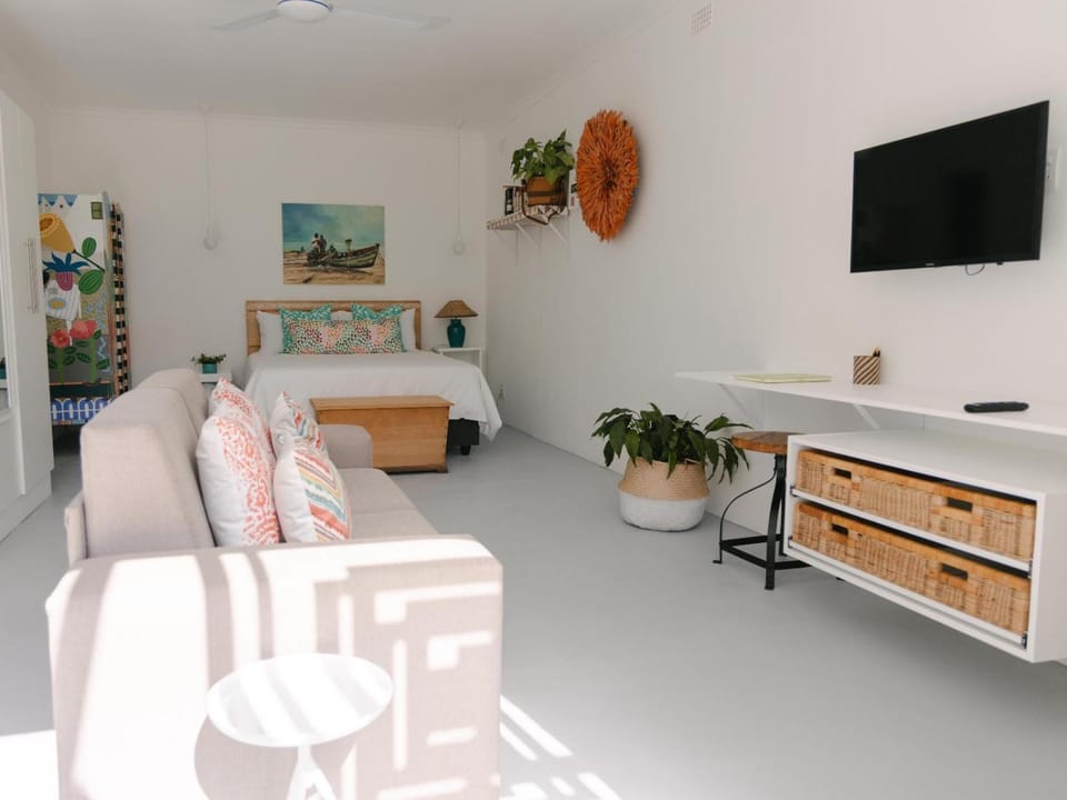 TV and multimedia, Living room, Lounge or bar, Photo of the whole room, Seating area