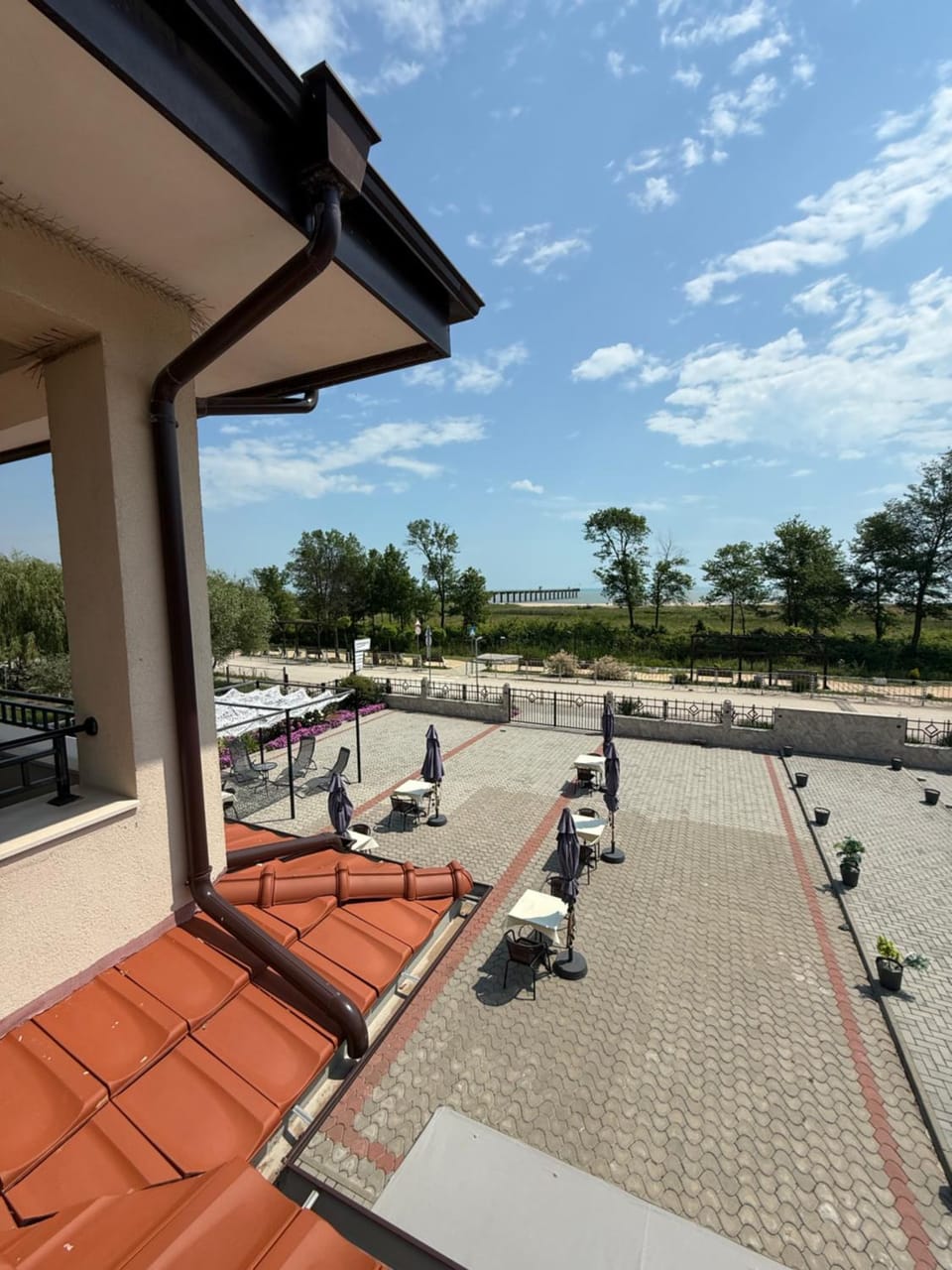 Property building, View (from property/room), Balcony/Terrace, Parking