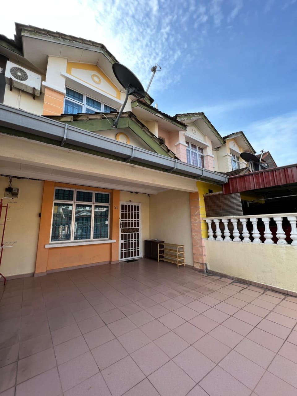 Facade/entrance, Parking