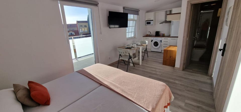 Communal lounge/ TV room, Bed, Kitchen or kitchenette, Living room, Photo of the whole room, Dining area, Bedroom, minibar