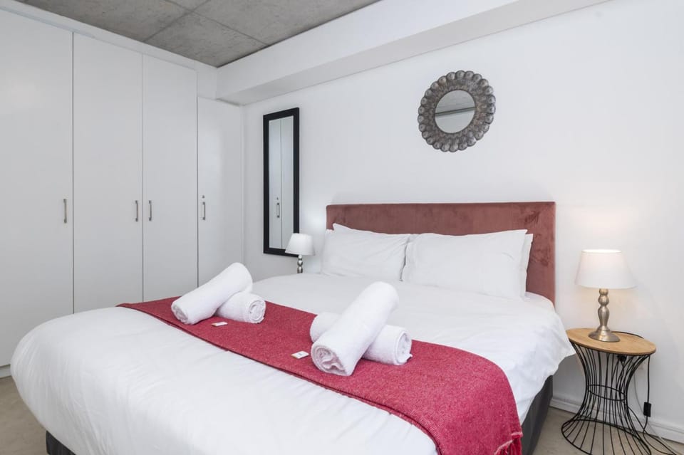 Sea and Sun-Table Mountain views Wifi Parking! Apartment in Cape Town