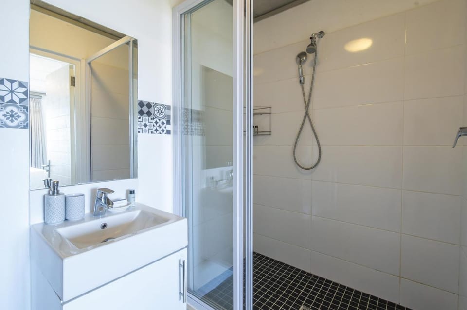 Sea and Sun-Table Mountain views Wifi Parking! Apartment in Cape Town
